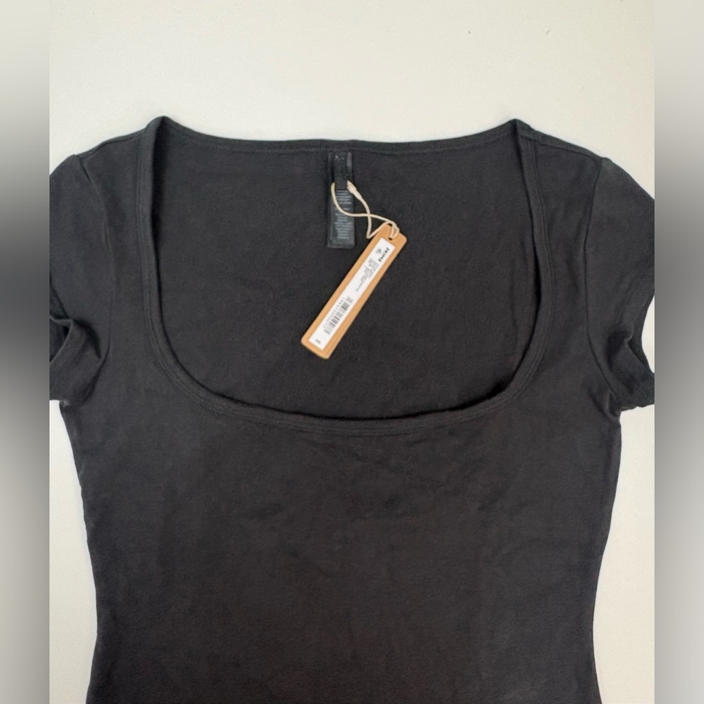 SKIMS Cotton Jersey Scoop Neck Short Sleeve Tee |  S  | Soot | NWT - Picture 6 of 9